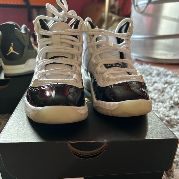 2 pair of 11.5C Jordans ..Black and white 11s , all green 4s - Picture 3 of 9